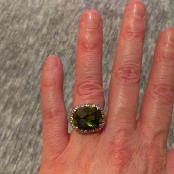 Silver tone green stone ring approx size 6 - Picture 3 of 5